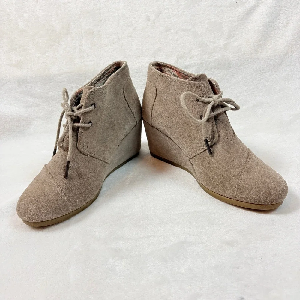 TOMS Taupe Suede Desert Wedge Booties Women‎ Sz 8 Lace Up Ankle Boots Round Toe